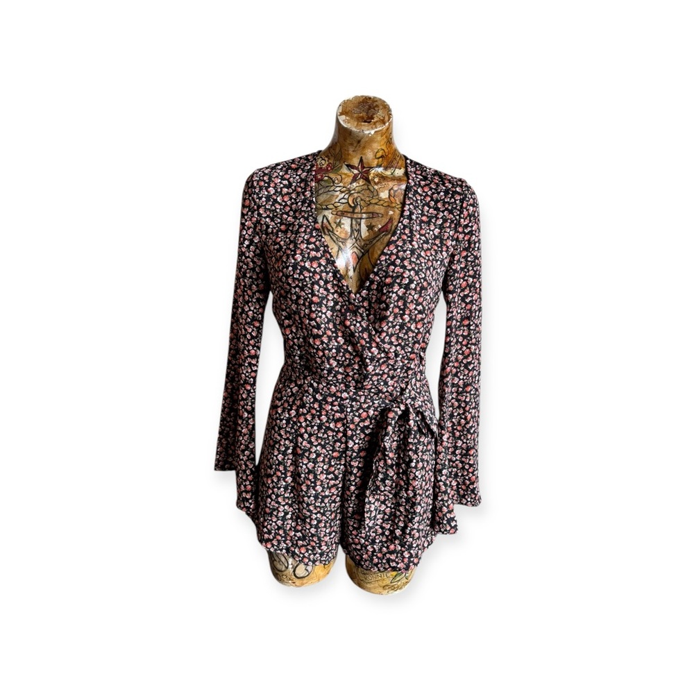 WILD HONEY romper shorts small floral new long sleeve v neck